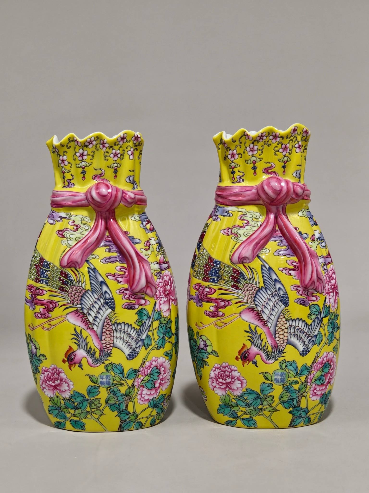 A famille rose phoenix and peony wrapped vase with the mark of "Made in the Qianlong period: A famille rose phoenix and peony wrapped vase with the mark of "Made in the Qianlong period of the Qing Dynasty" is 18.5 cm high and 10 cm in diameter.
