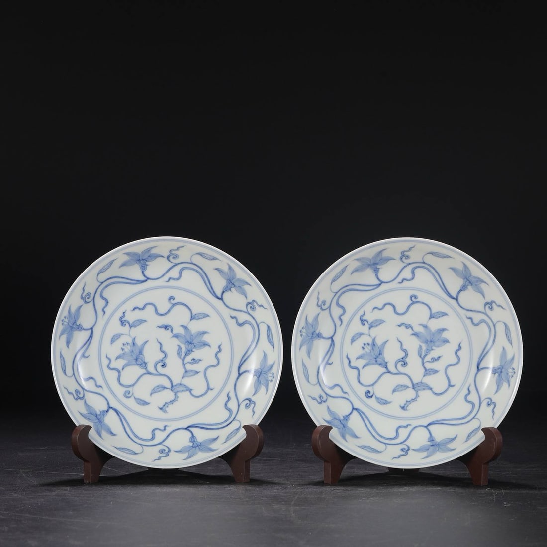 A pair of large blue-and-white porcelain plates from the Chenghua period (1 of 8)