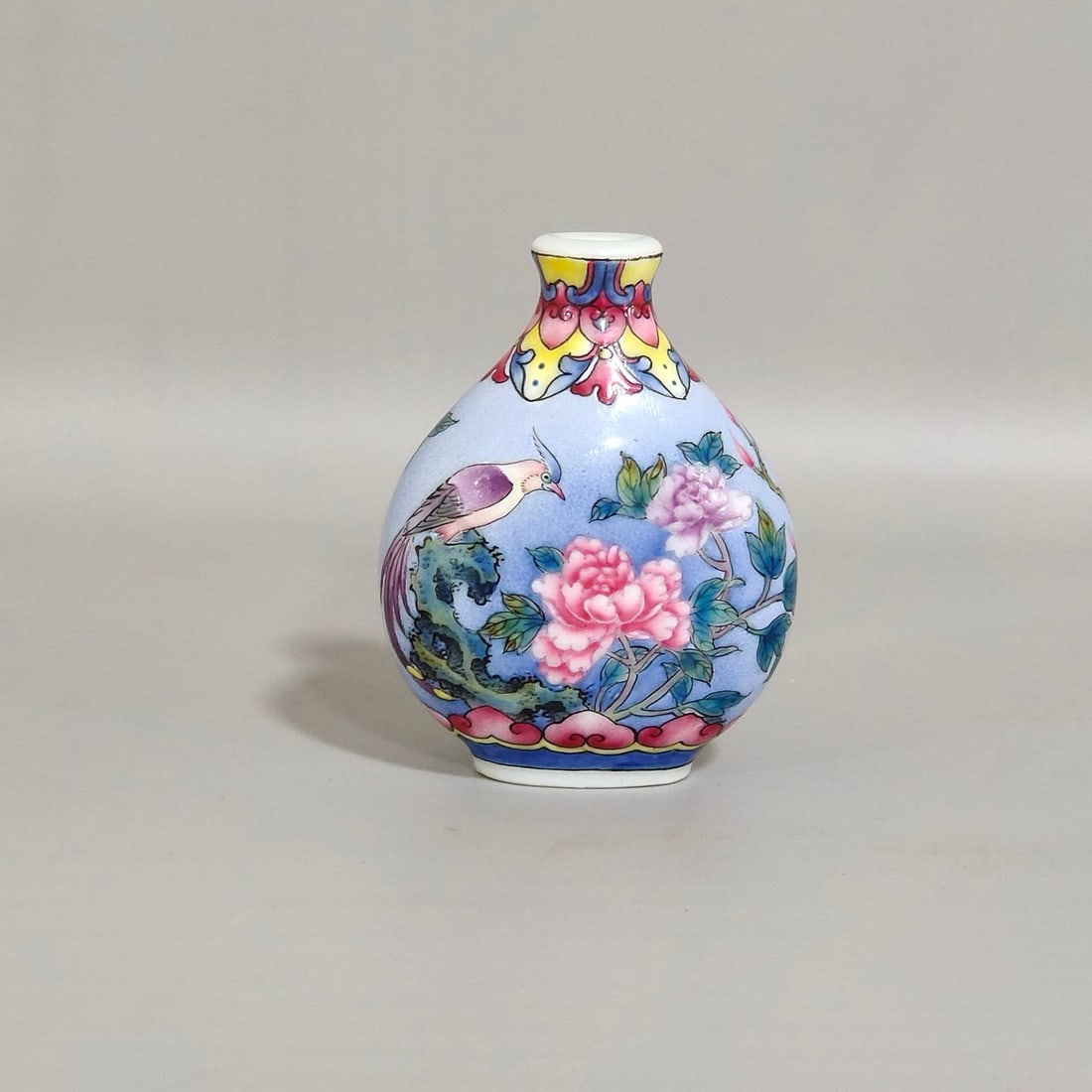 A Qing Dynasty Yongzheng period enamel-painted snuff bottle (1 of 8)
