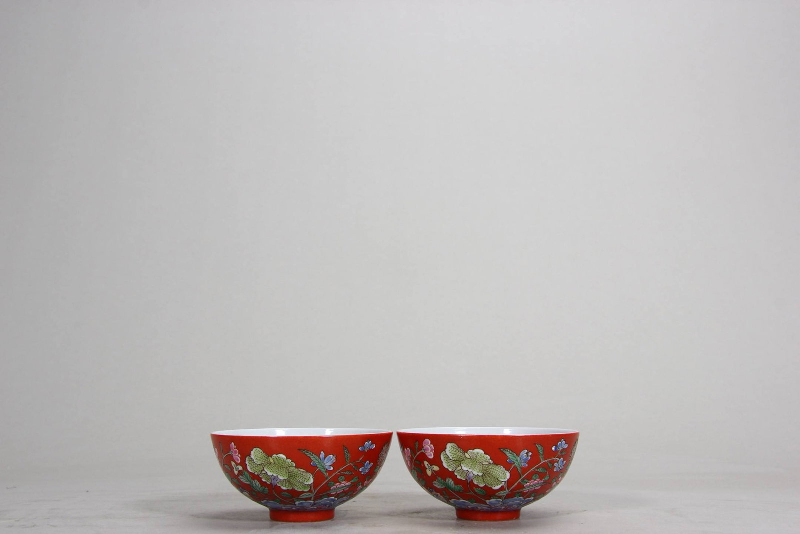 A Qing Dynasty Yongzheng period famille rose tea cake with a design of nine autumns. (1 of 10)