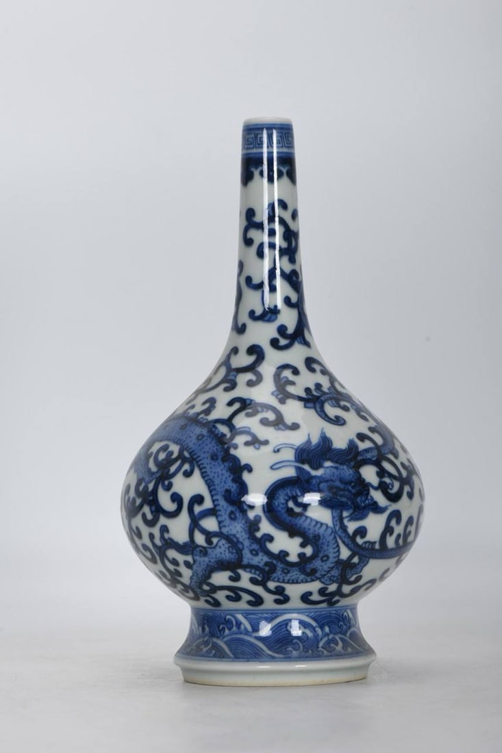 A dragon-shaped vase from the Yongzheng period of the Qing Dynasty (1 of 7)