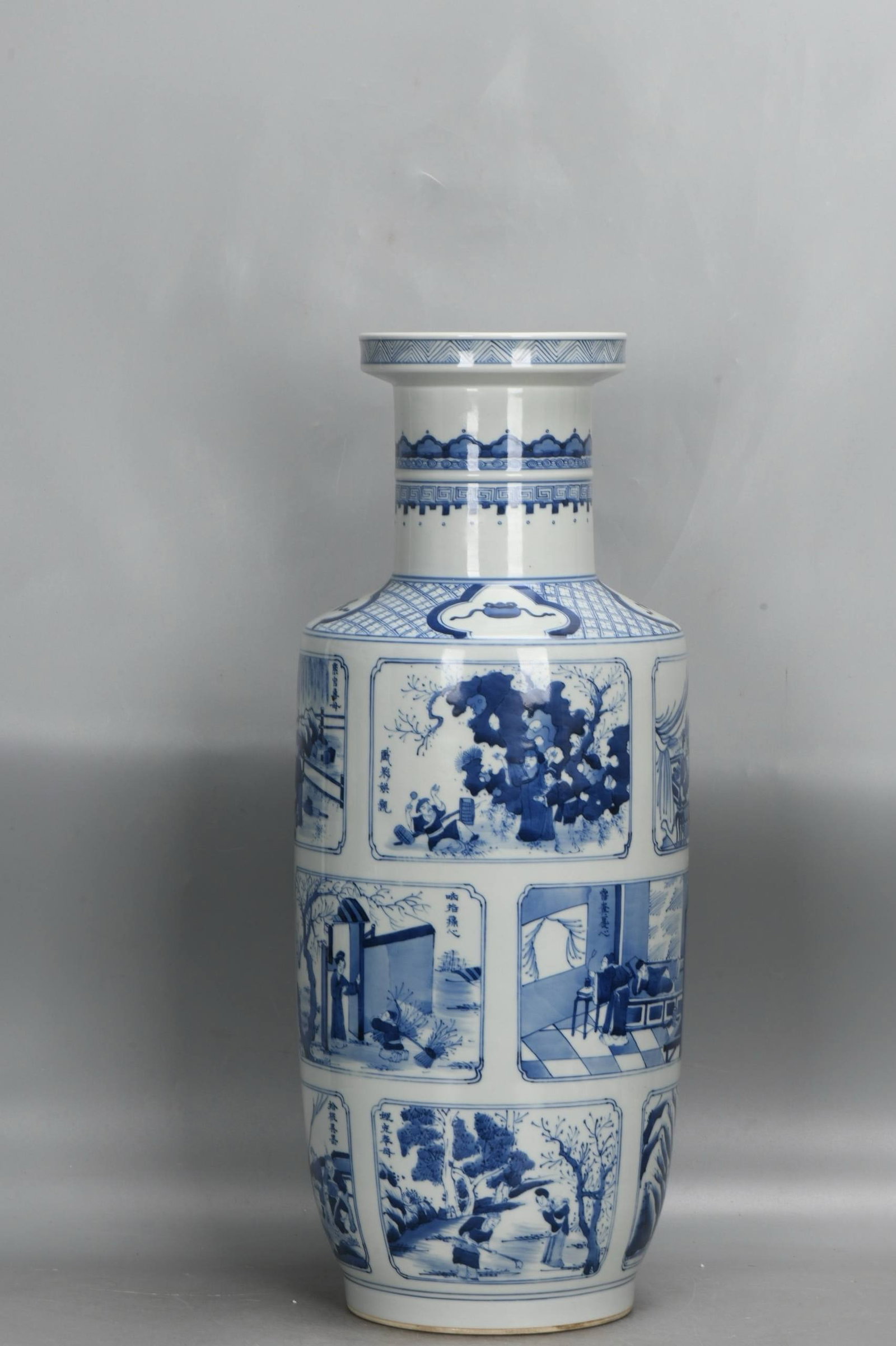 A blue and white mallet-shaped vase from the Kangxi period: A blue and white mallet-shaped vase from the Kangxi period of the Qing Dynasty, depicting the Twenty-Four Filial Exemplars, 58cm high, 23.5cm in diameter at the belly.