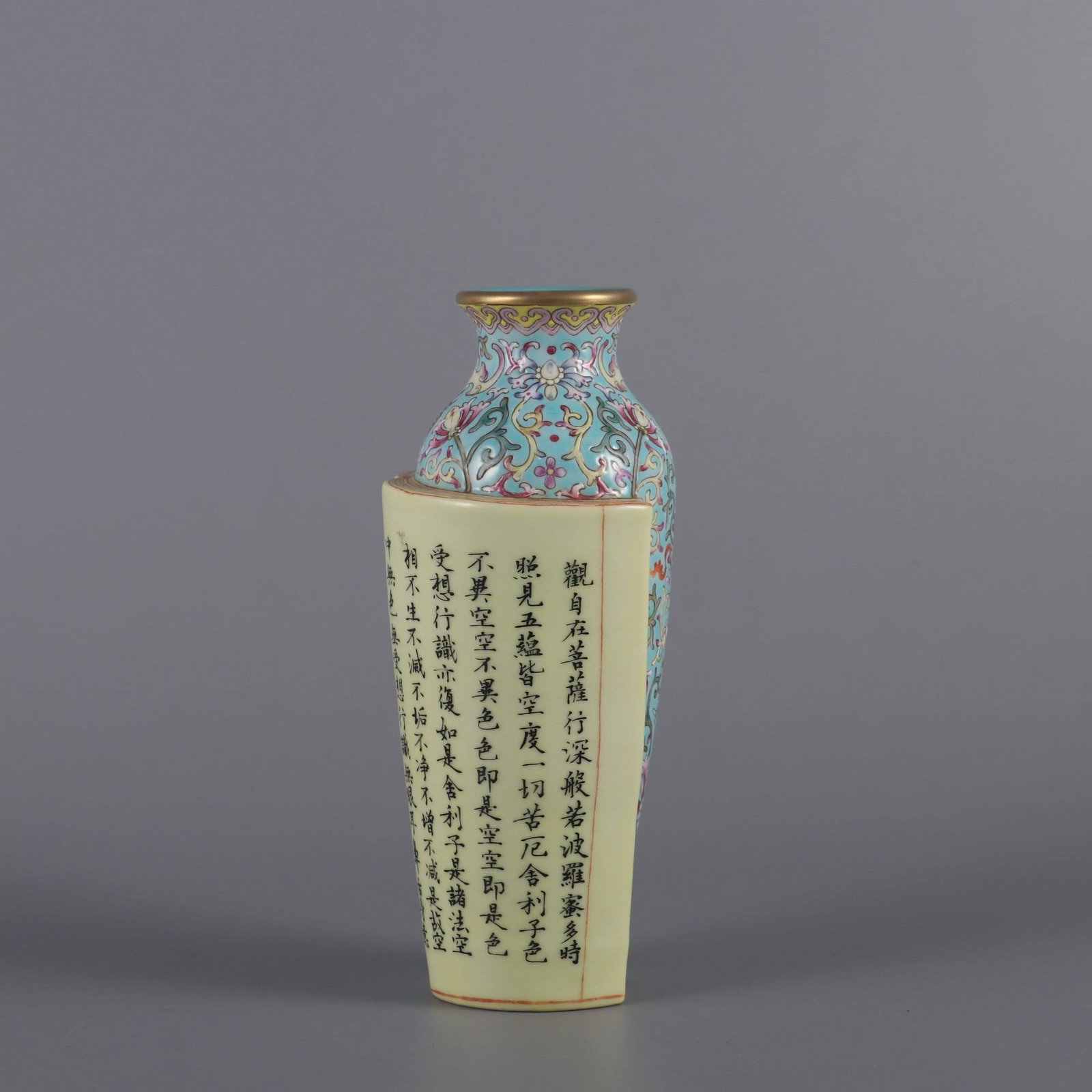 A famille rose brush pot with inscription of poems: A famille rose brush pot with inscription of poems, made during the Yongzheng period of the Qing dynasty. Dimensions: Height 15.8 cm, belly diameter 7 cm, mouth diameter 4 cm.