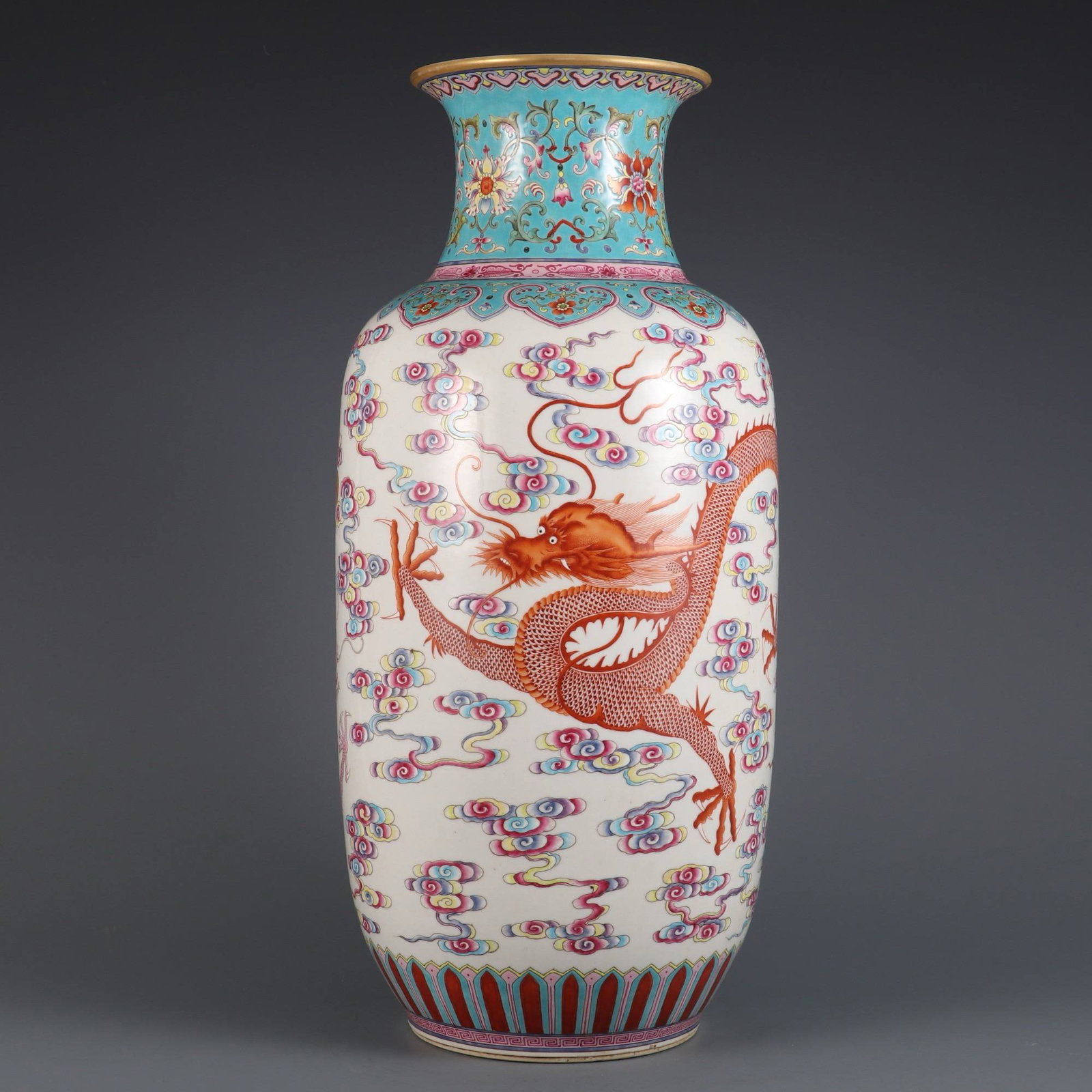 A large cylindrical vase with a double dragon playing with a pearl design: A large cylindrical vase with a double dragon playing with a pearl design, made in the Qianlong period of the Qing dynasty. Dimensions: Height 46 cm, belly diameter 20 cm, mouth diameter 14.2 cm.