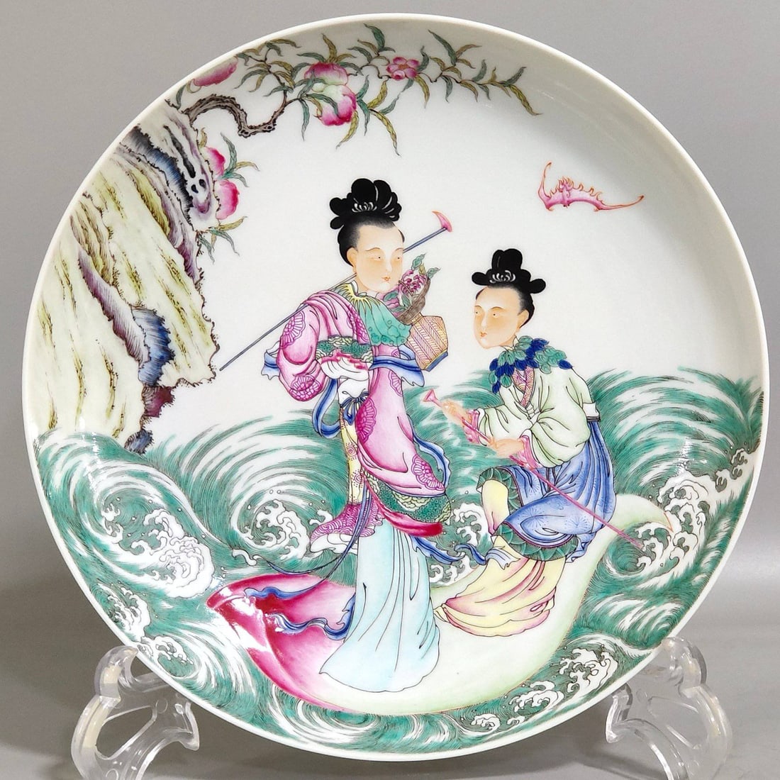 A Qing Dynasty Yongzheng period longevity offering plate with mushroom-shaped decorations (1 of 7)
