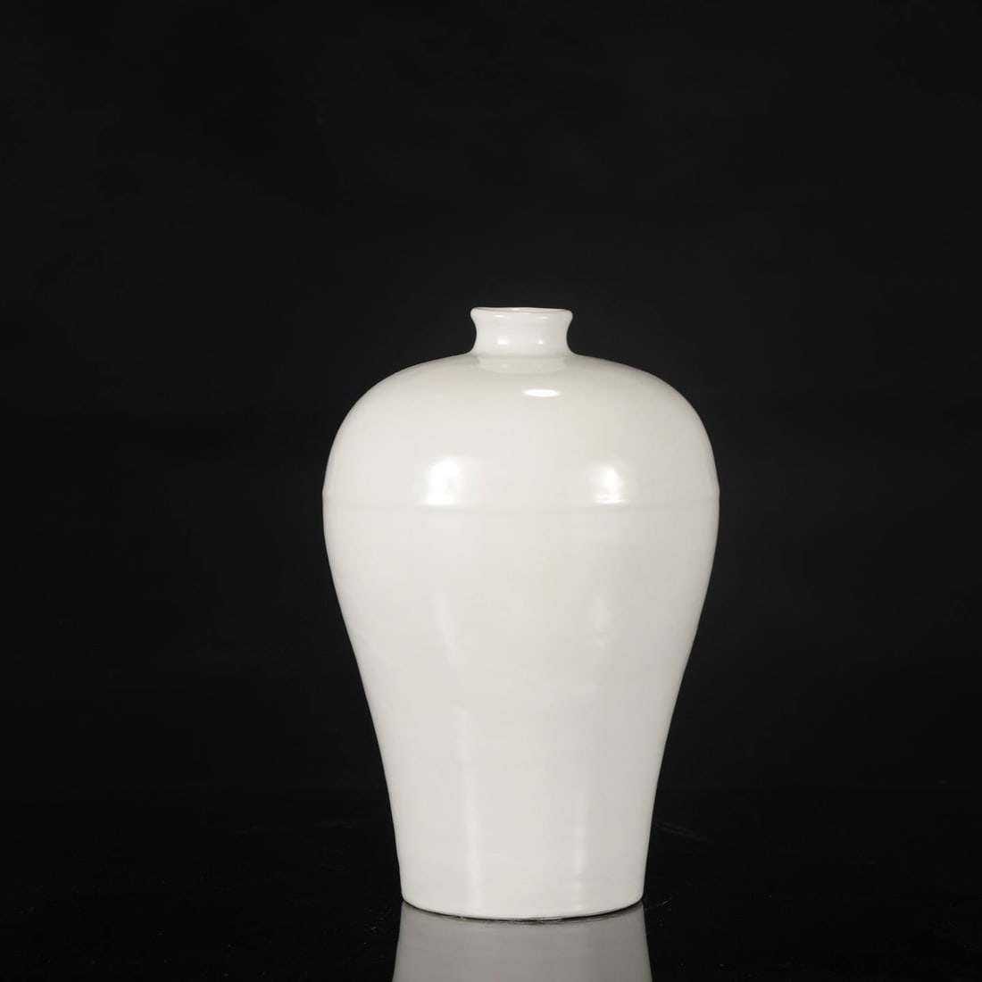 a large plum vase with a sweet white glaze and incised: , a large plum vase with a sweet white glaze and incised "Three Abundances" design from the Yongle period of the Ming dynasty. Dimensions: Height 27 cm, Mouth diameter 4.5 cm, Belly diameter 17 cm.