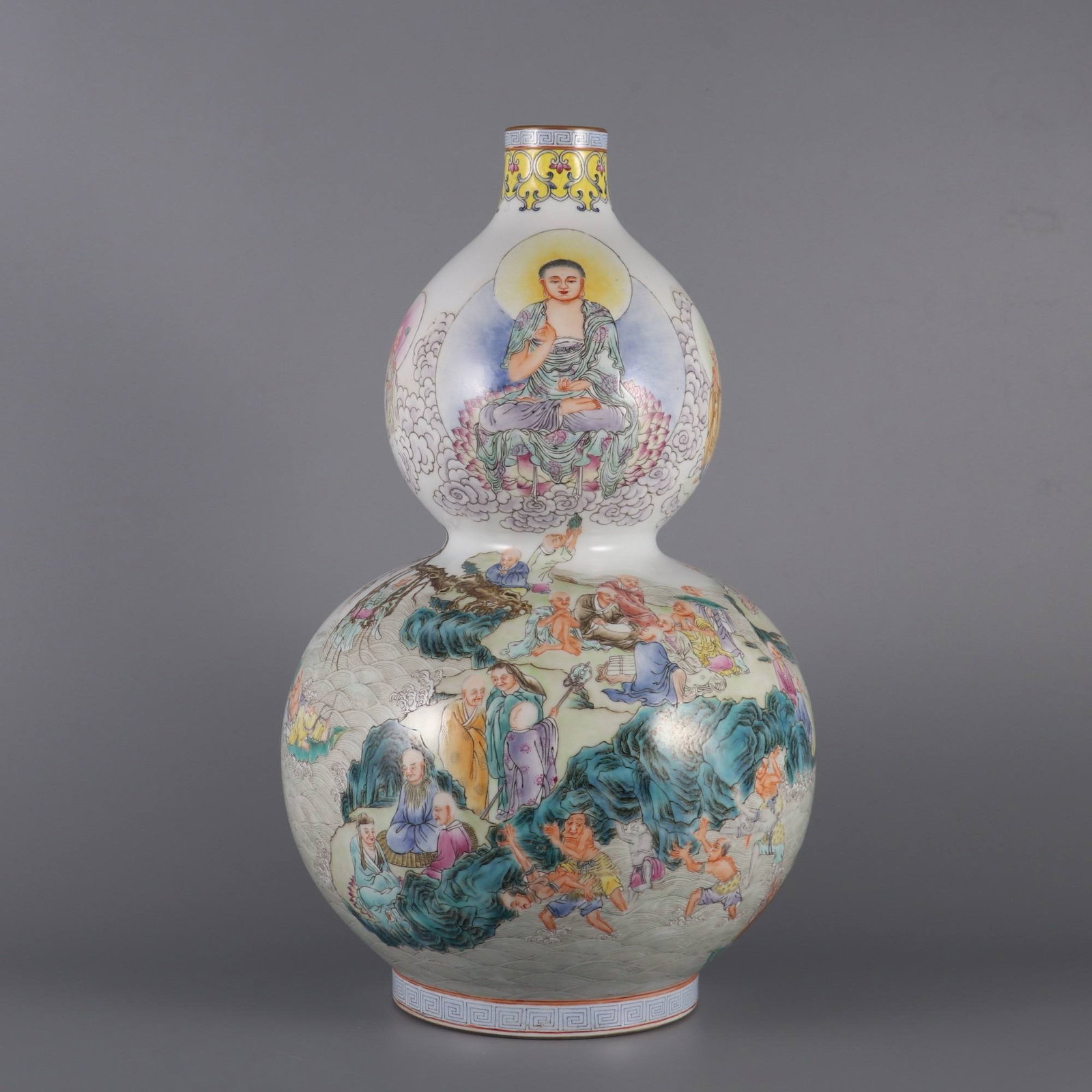 A large gourd-shaped vase with famille rose enamels depicting Arhats and Buddhas: A large gourd-shaped vase with famille rose enamels depicting Arhats and Buddhas, made during the Qianlong period of the Qing dynasty. Dimensions: Height 39.5 cm, Belly diameter 22 cm, Mouth diameter 