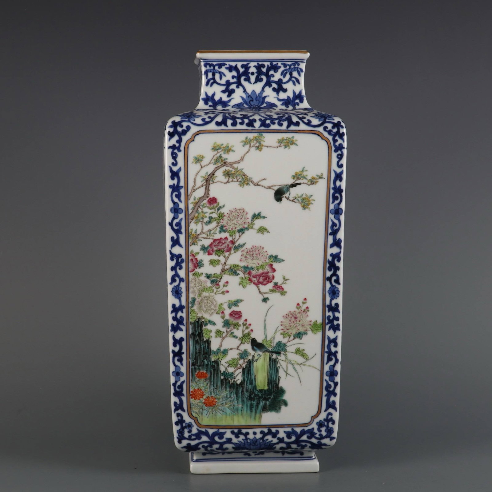 A square vase with blue and white porcelain and famille rose floral and bird design: A square vase with blue and white porcelain and famille rose floral and bird design, made during the Qianlong period of the Qing dynasty. Dimensions: Height 37.6 cm, Belly diameter 15.5 cm, Mouth diam
