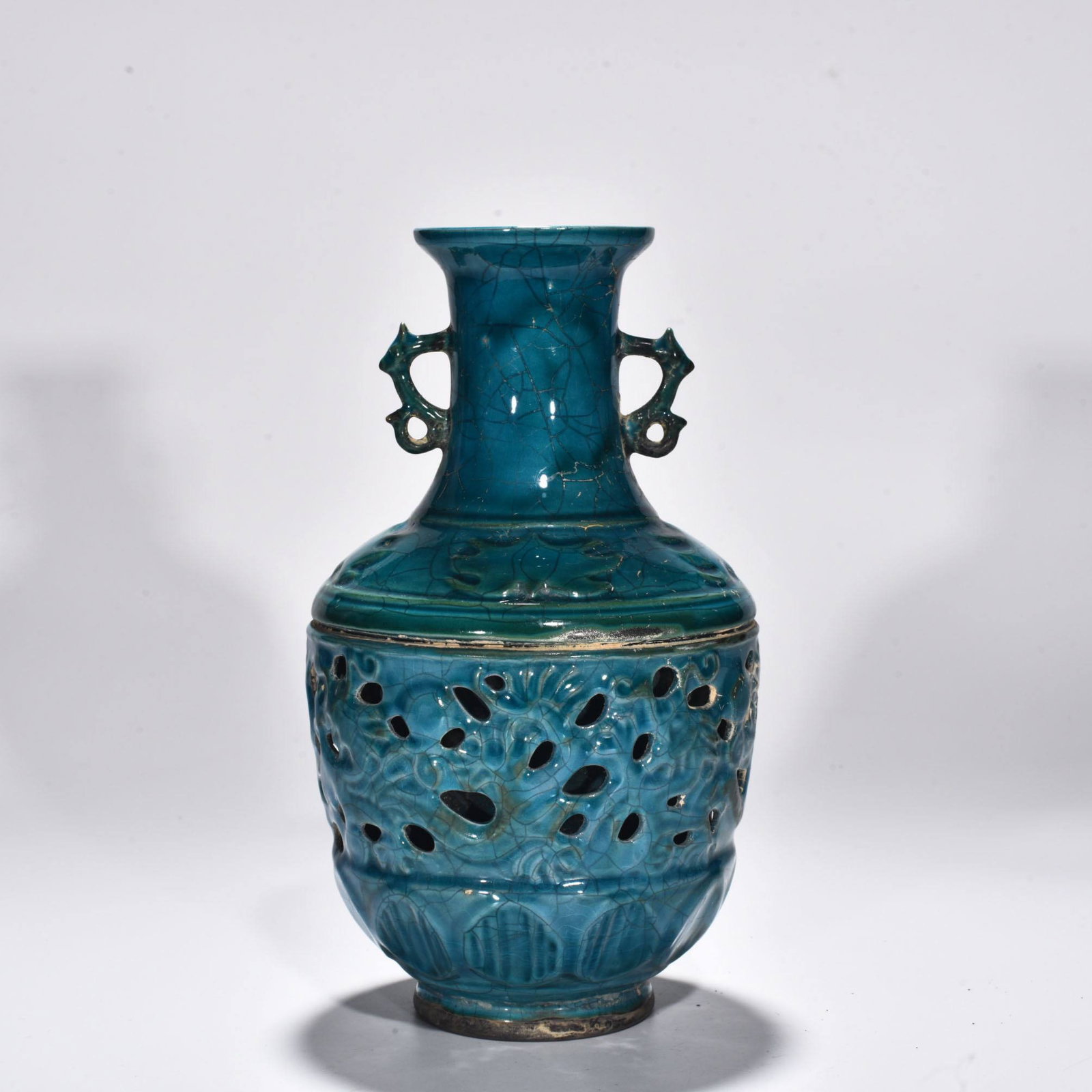 A large Zhou dynasty Chai-style porcelain vase: A large Zhou dynasty Chai-style porcelain vase with peacock blue glaze and openwork dragon design, featuring two handles (Chai style). Height: 22.5 cm, Width: 10.5 cm.