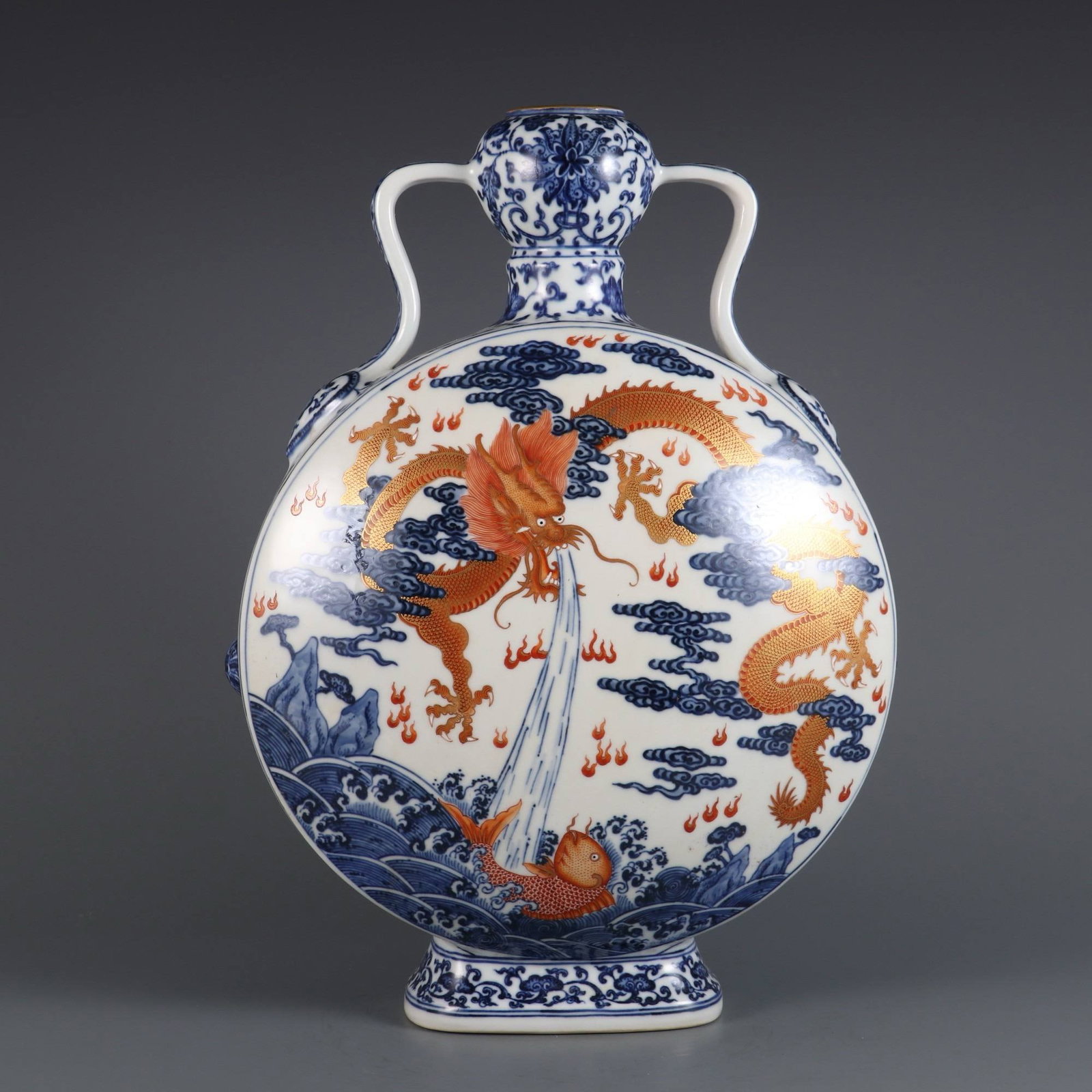 A Qing Dynasty Qianlong period blue and white porcelain moon flask (1 of 9)