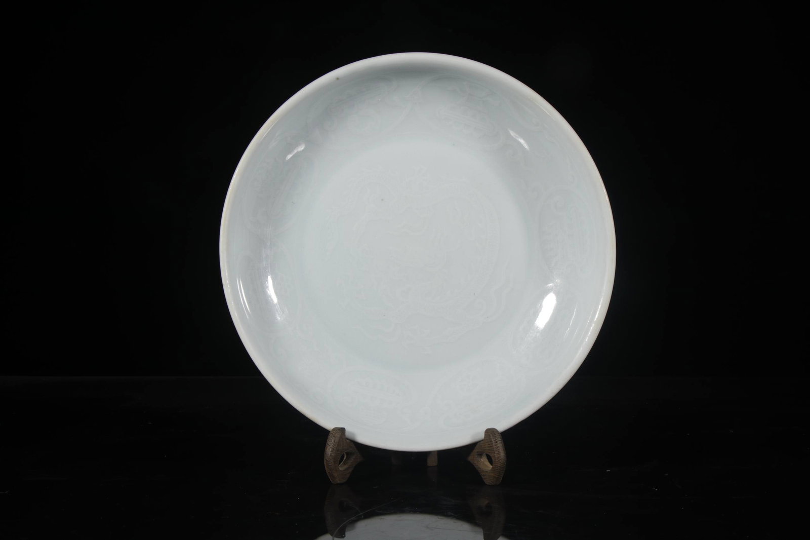 The Yongle white plate with incised decoration (1 of 9)