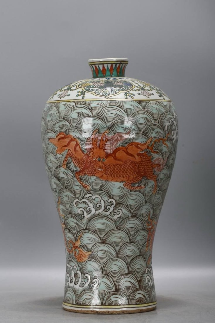 A polychrome sea monster-themed plum vase: A polychrome sea monster-themed plum vase from the Jiajing period of the Ming Dynasty, 31 cm high and 17 cm in diameter.