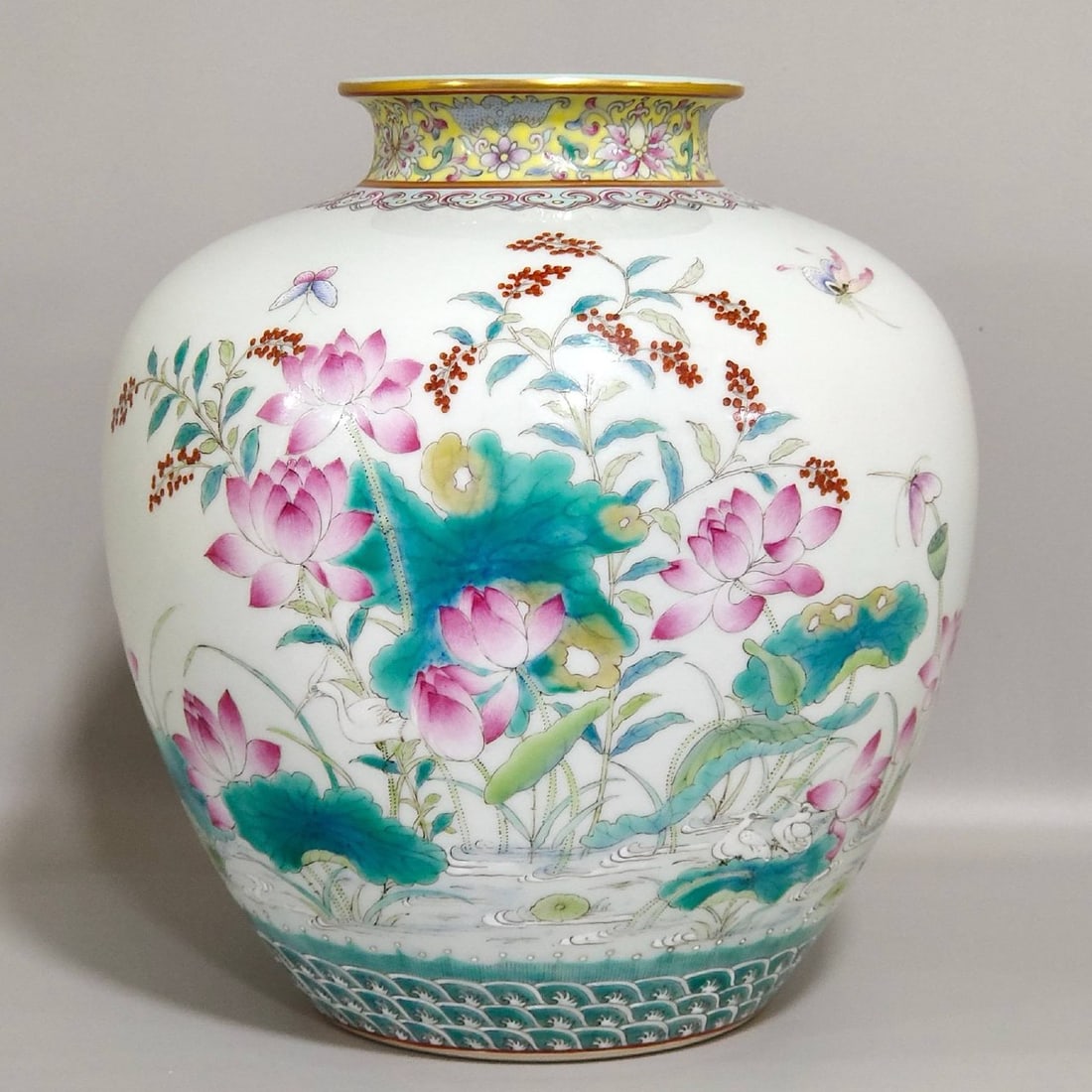 A lotus pond-themed jar from the Qianlong period: A lotus pond-themed jar from the Qianlong period of the Qing Dynasty, 28.5 cm high and 17.5 cm in diameter.