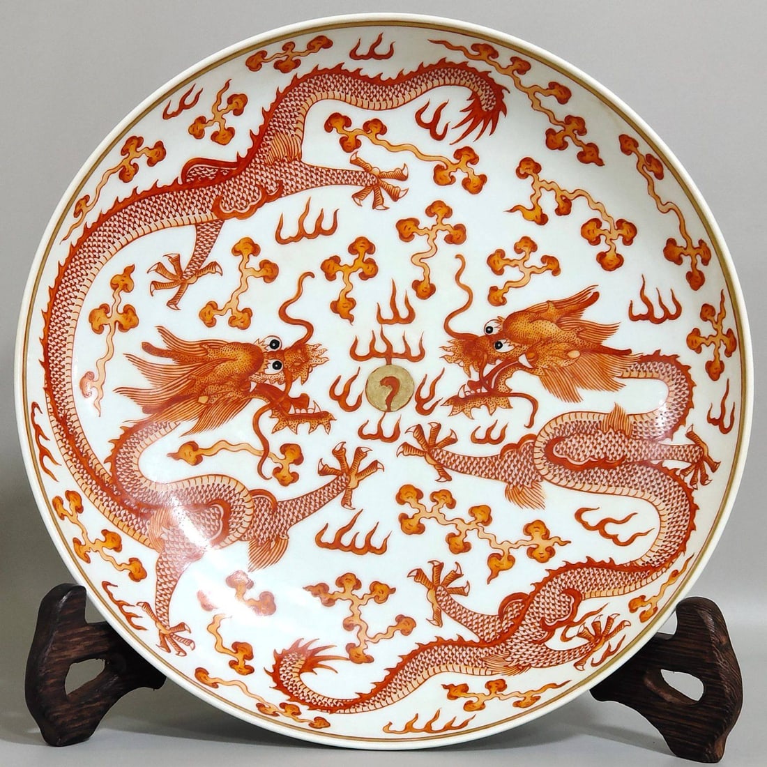 A Qing Dynasty Guangxu period Gonghong red lacquer plate: A Qing Dynasty Guangxu period Gonghong red lacquer plate with two dragons playing with a pearl, 4 cm high and 21.3 cm in diameter.