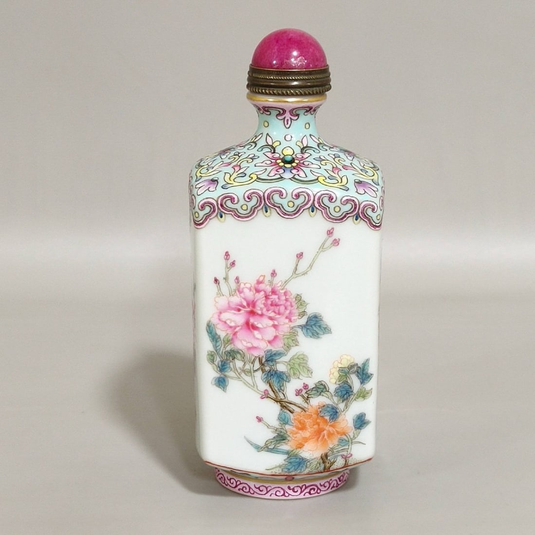 A Qing Dynasty Qianlong period green-ground snuff bottle (1 of 9)