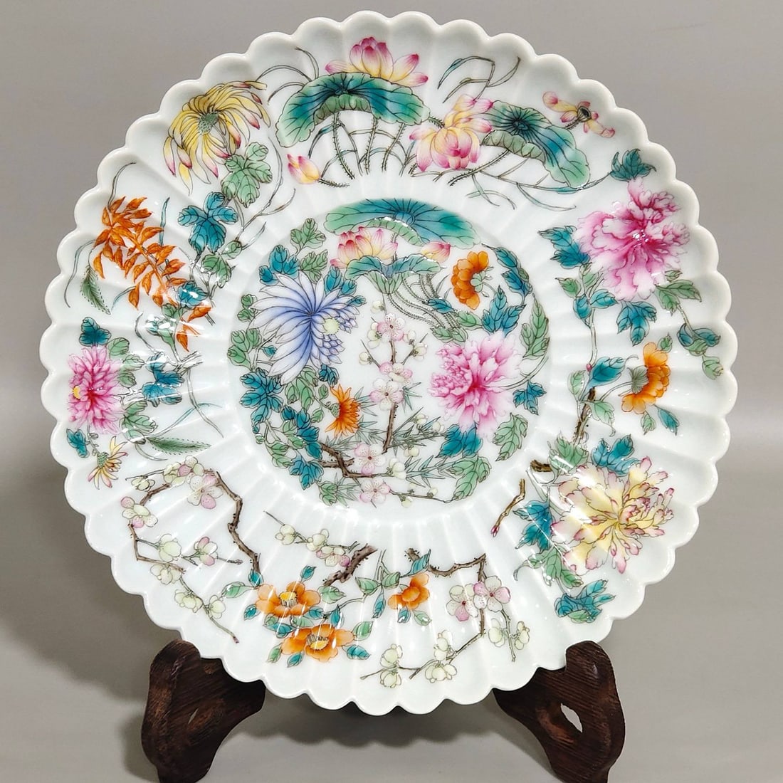 A melon-shaped dish with seasonal flowers from the Yongzheng period (1 of 7)