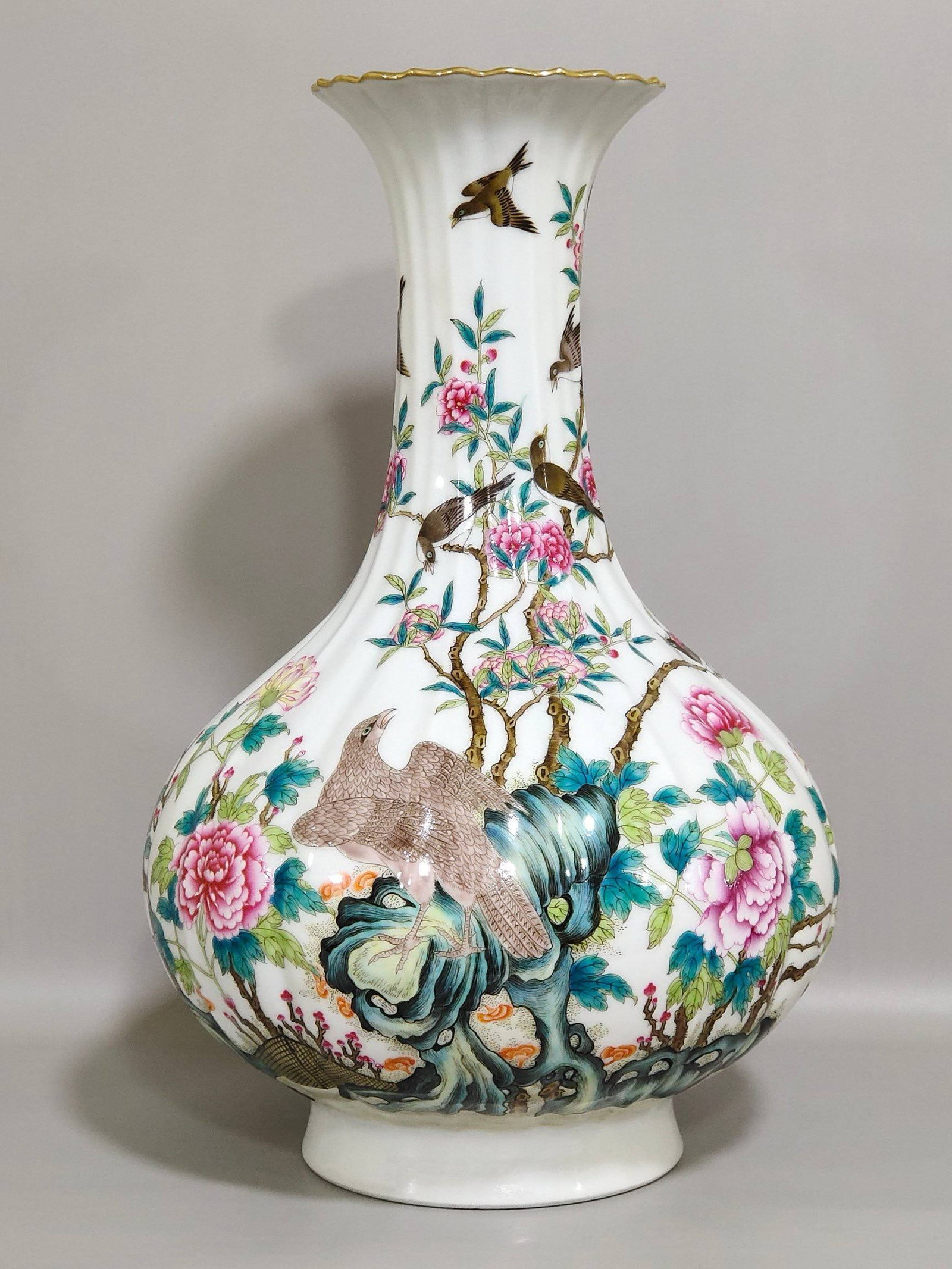 A Qianlong period (1736-1745) melon-shaped Yuhuchun vase (1 of 8)