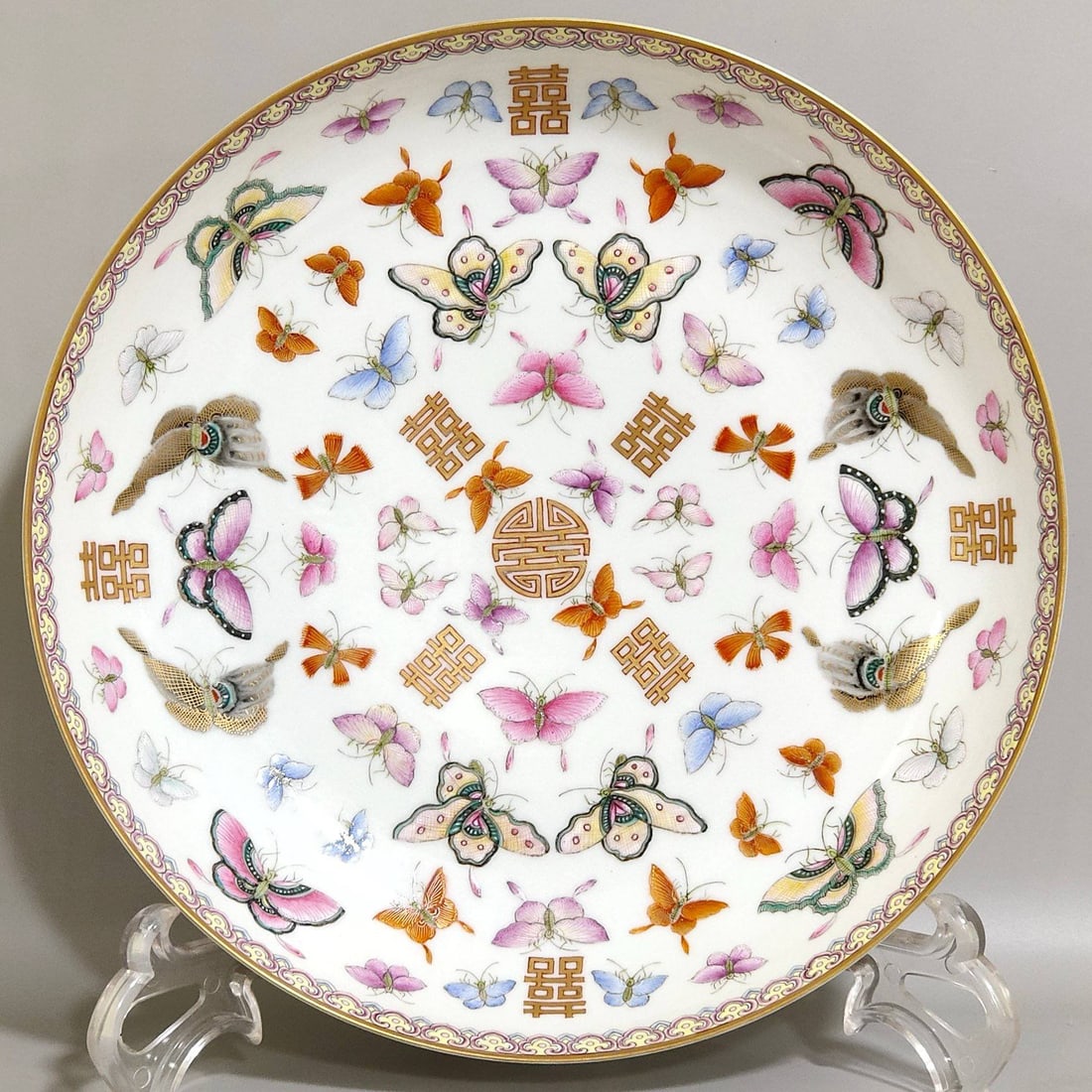 Qing Dynasty Tongzhi period Double Happiness Butterfly Plate,: A Qing Dynasty Tongzhi period Double Happiness Butterfly Plate, 4.1 cm high, 20.7 cm in diameter.