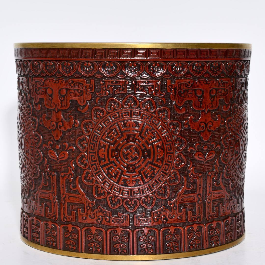 A red lacquered and gilt-lacquered brush pot with carved patterns (1 of 9)