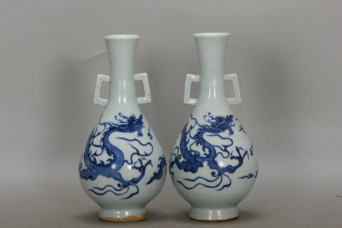 Yuan Dynasty blue and white porcelain vase (1 of 9)