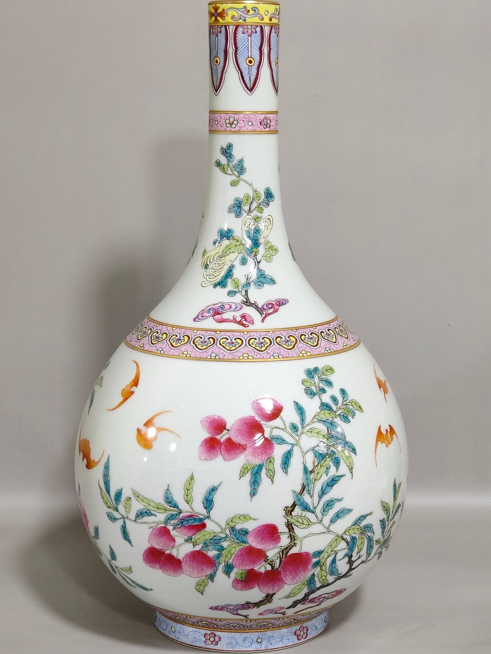 A long-necked vase with the "Three Abundances": A long-necked vase with the "Three Abundances" motif from the Qianlong period of the Qing Dynasty, measuring 34.5 cm in height and 17.5 cm in diameter.
