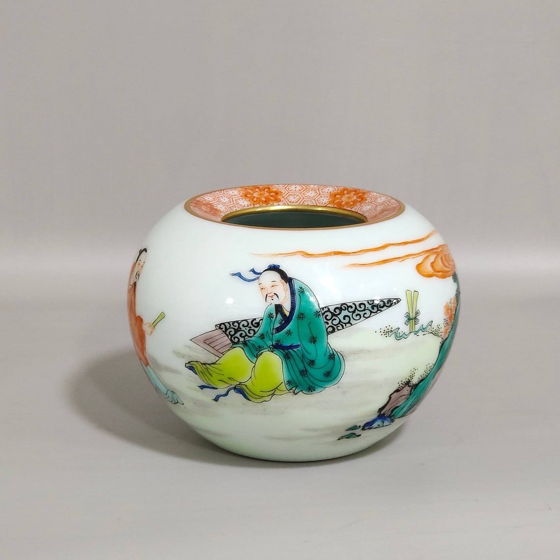 A Qing Dynasty Kangxi period apple-shaped basin: A Qing Dynasty Kangxi period apple-shaped basin, 8 cm high and 10.5 cm in diameter.