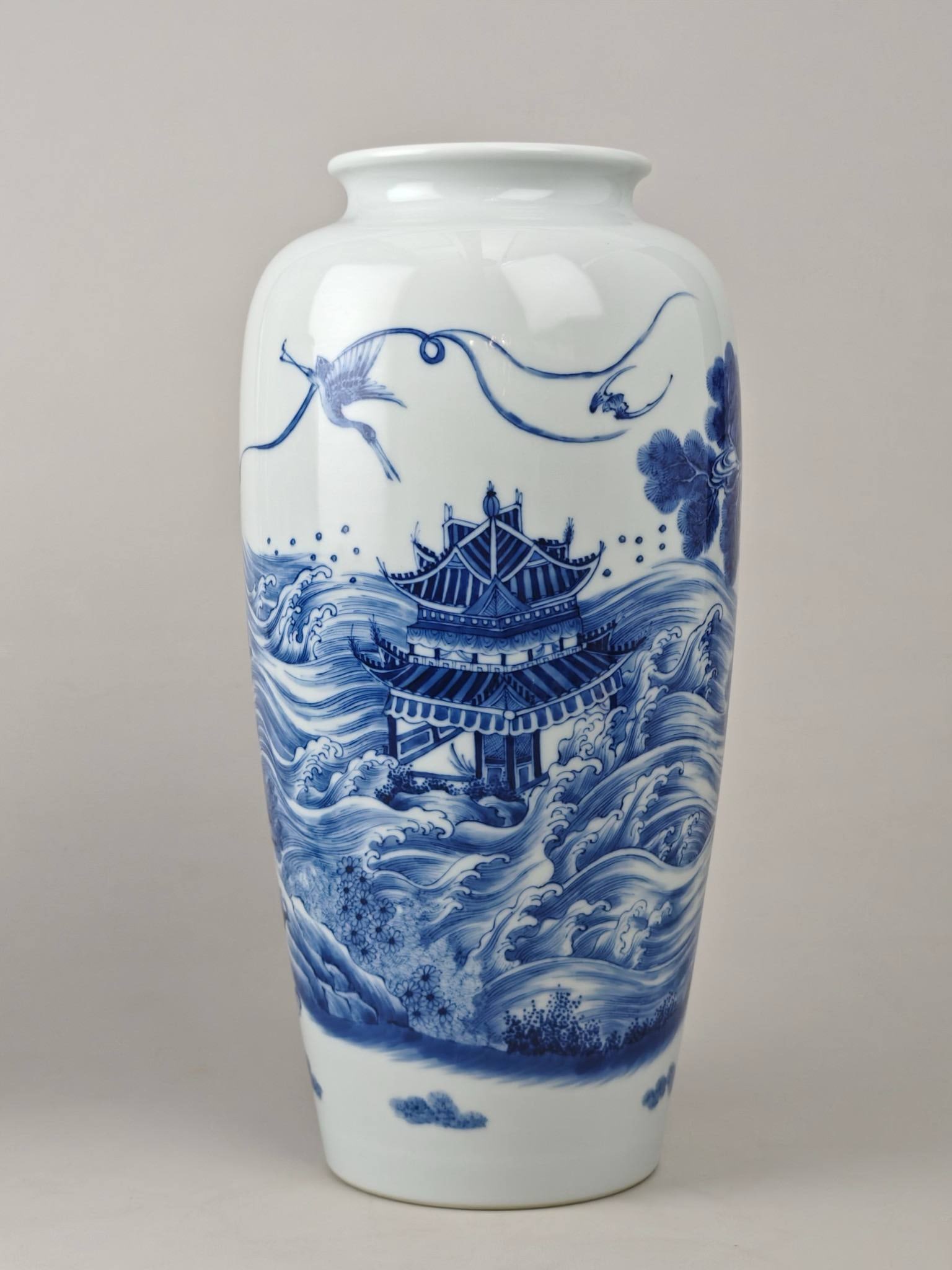 A blue and white porcelain gourd-shaped vase: A blue and white porcelain gourd-shaped vase with the Eight Immortals design, made during the Yongzheng reign of the Qing Dynasty. It is 33 cm high and 17 cm in diameter.