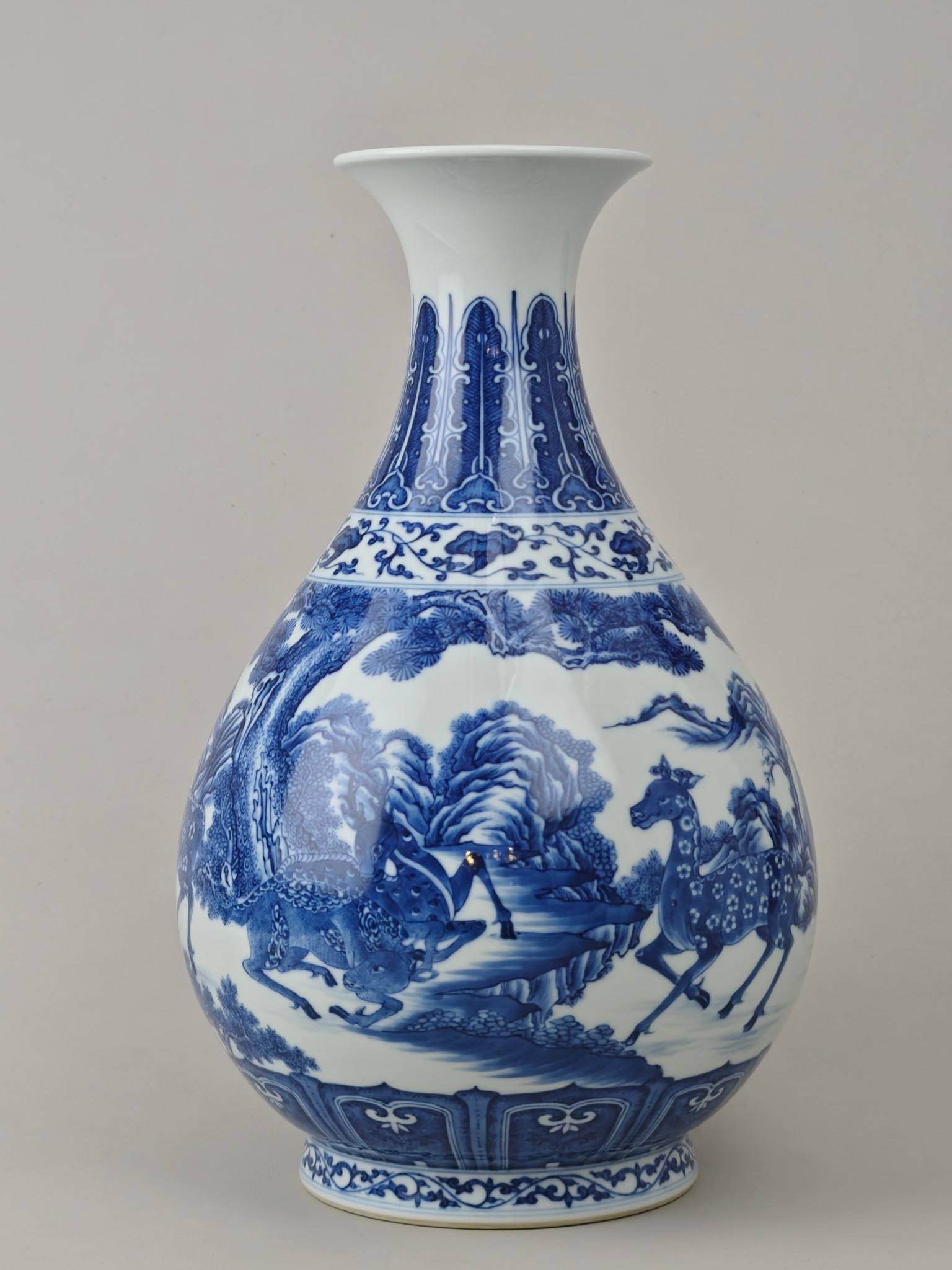 A blue and white porcelain Yuhuchun vase: A blue and white porcelain Yuhuchun vase with pine and deer design, bearing the mark of the Qianlong reign of the Qing Dynasty, measuring 32.5 cm in height and 21 cm in diameter.