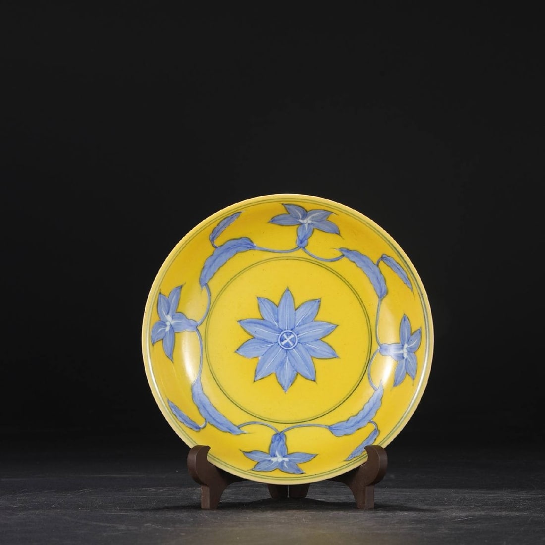 a large Ming dynasty Chenghua period dish: a large Ming dynasty Chenghua period yellow-ground blue-and-white porcelain dish with a design of intertwined floral scrolls. Dimensions: Height 4.5 cm, Diameter 19.5 cm.