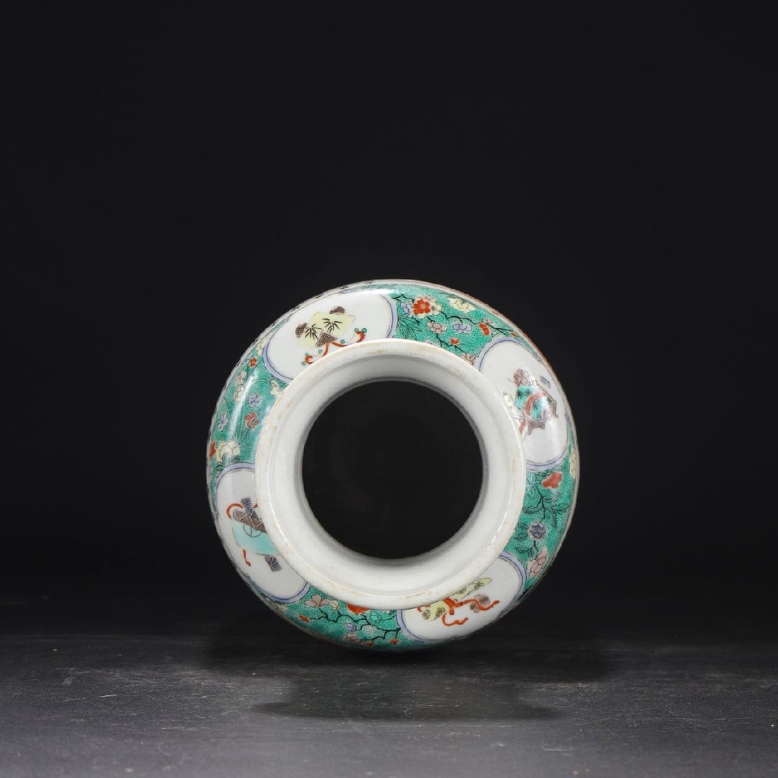 a Qing Dynasty Kangxi period blue and white porcelain vase: a Qing Dynasty Kangxi period blue and white porcelain vase with polychrome figures and inscribed poems, depicting a large wooden club. Dimensions: Height 44.5 cm, Mouth diameter 13 cm, Belly diameter 