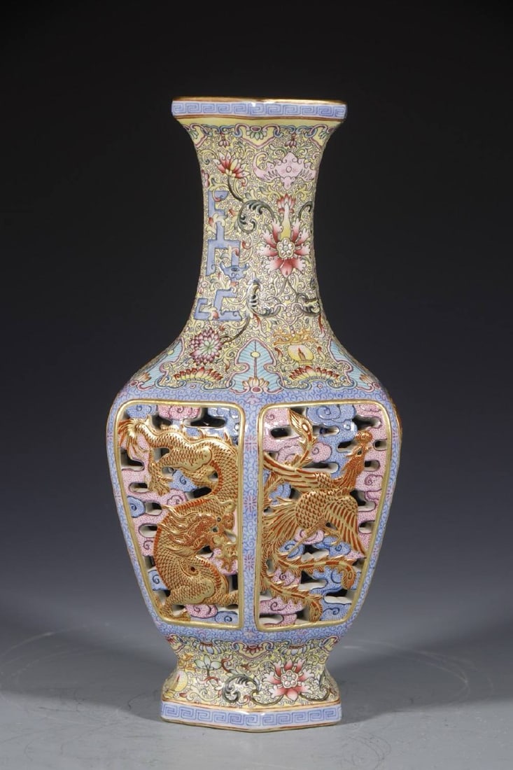 Qing Dynasty, Qianlong Period vase (1 of 8)