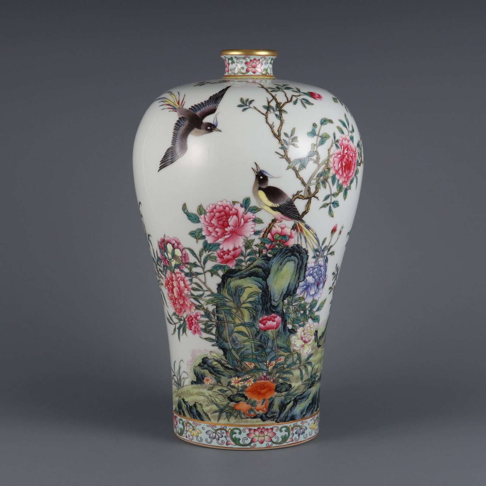 A Qing Dynasty Yongzheng period vase (1 of 9)