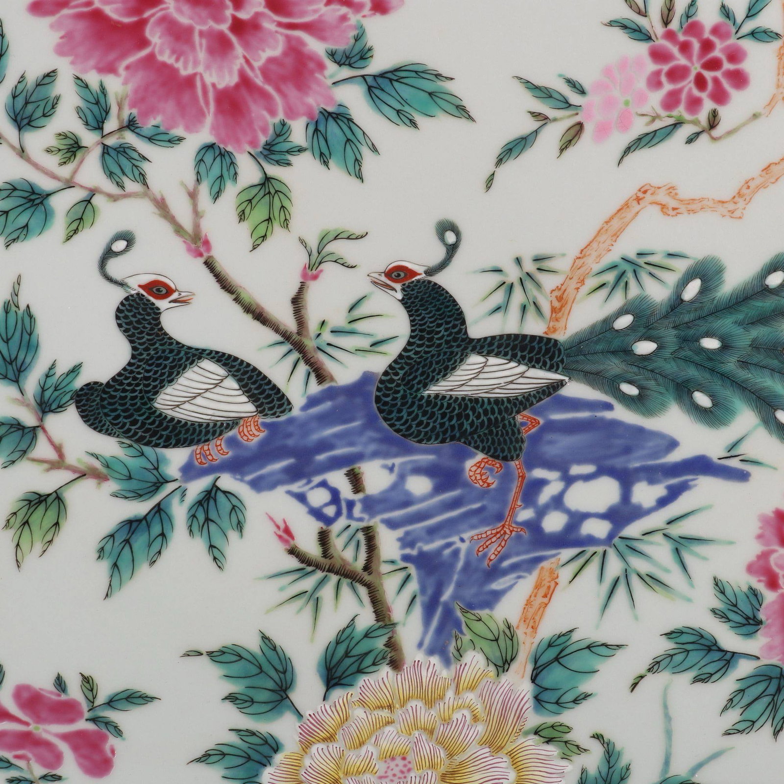 Large famille rose dish with pheasant and peony design: Large famille rose dish with pheasant and peony design, made during the Yongzheng period of the Qing dynasty. Dimensions: Height 6 cm, Diameter 37 cm.