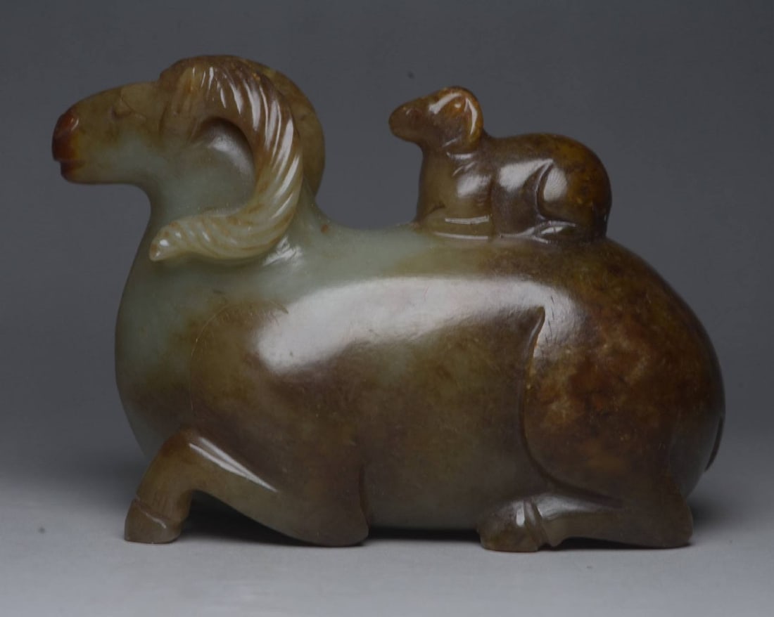 Hetian Jade Sheep Vase: Hetian Jade Sheep Vase,. Dimensions: 9.9×7.6×5.0 cm, weight 533 grams.