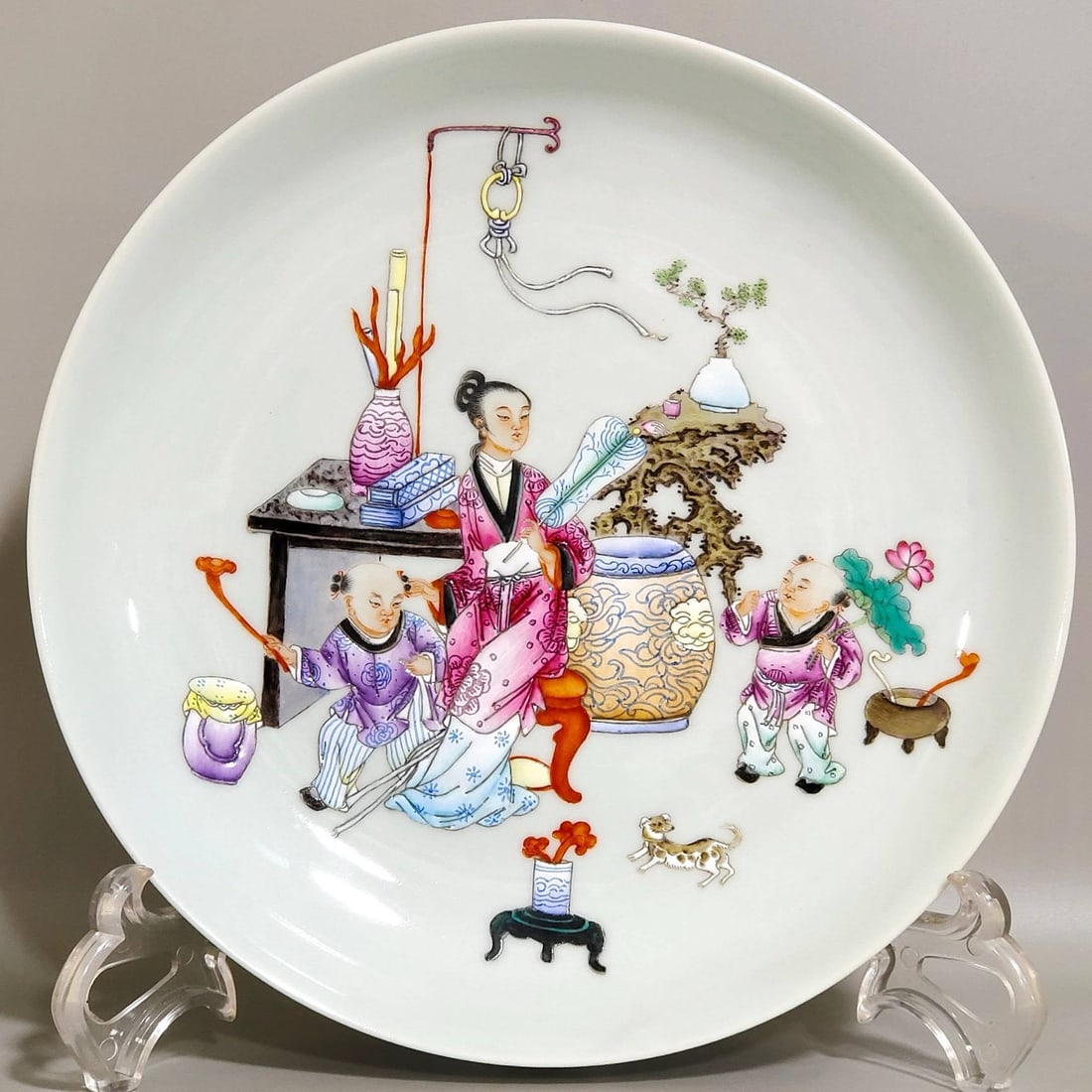 A Qing Dynasty Yongzheng period plate: A Qing Dynasty Yongzheng period turquoise-glazed plate with a scene of a teacher instructing his son, 3.3 cm high and 19.8 cm in diameter.