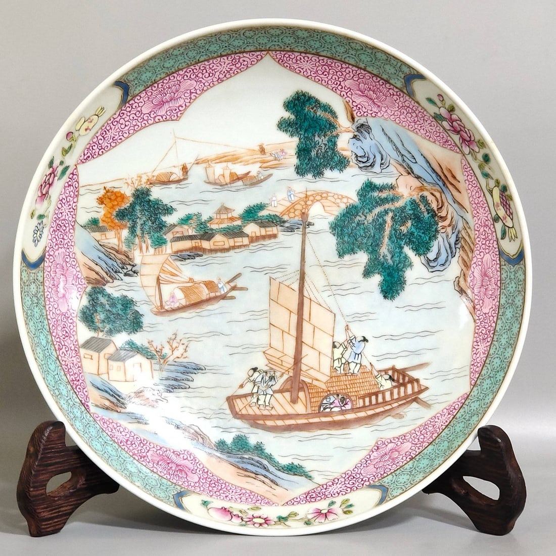 A fisherman's family's fishing vessel: A fisherman's family's fishing vessel that was repatriated from overseas and exported, measuring 4.3 cm in height and 21.2 cm in diameter.