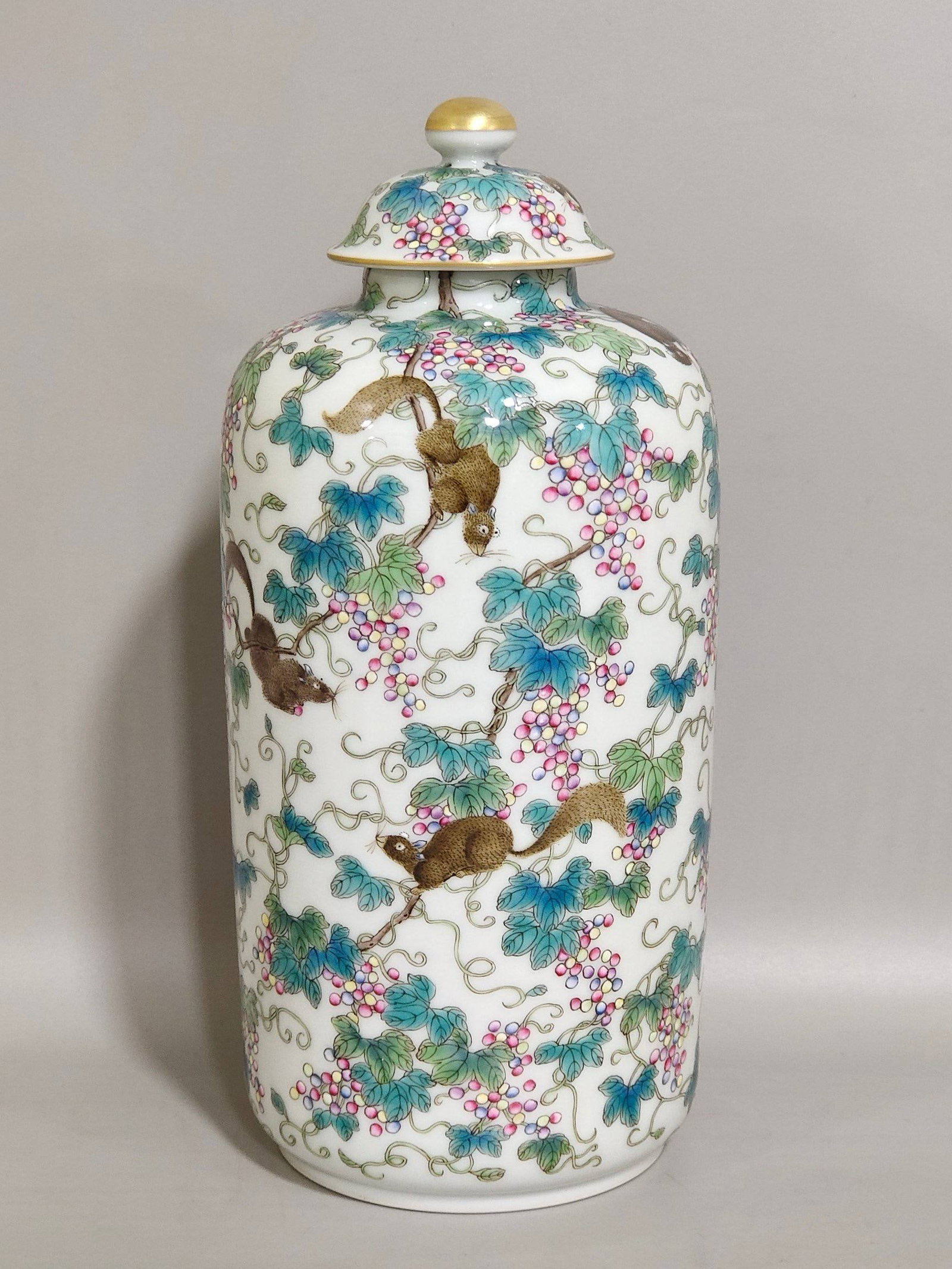 A Qing Dynasty Yongzheng period jar (1 of 7)