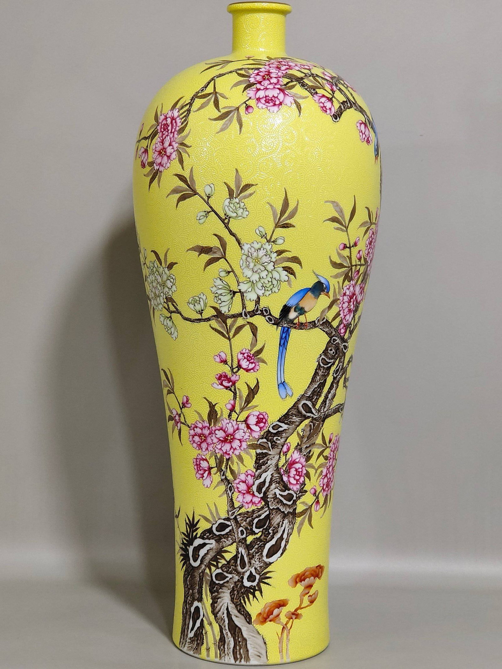A Qing Dynasty Yongzheng period vase (1 of 8)