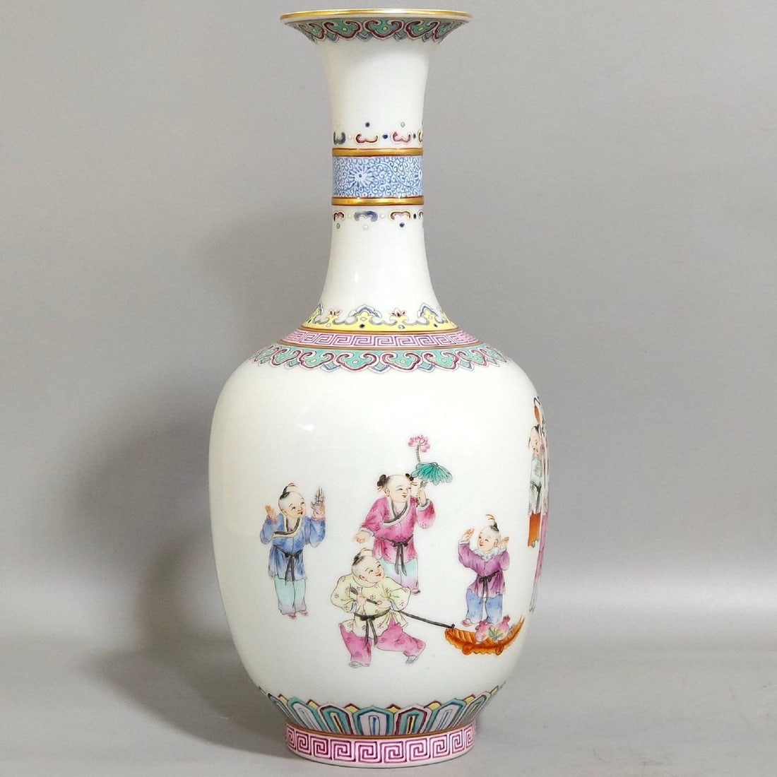 A Qing Dynasty Jiaqing period vase (1 of 7)