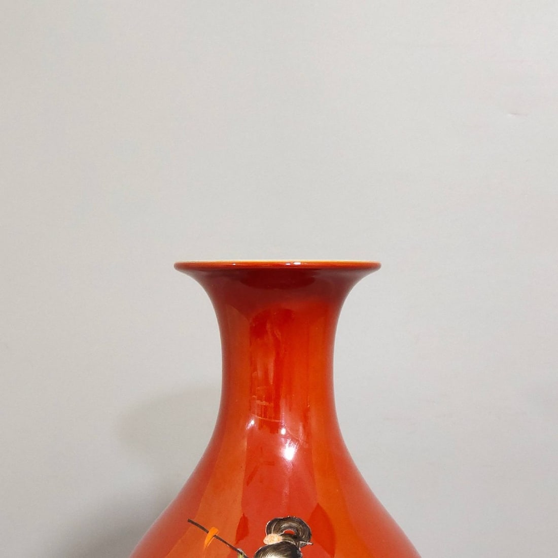 A Qing Dynasty Yongzheng period vase: A Qing Dynasty Yongzheng period coral-red olive-shaped vase with figures and stories, 24 cm high and 11 cm in diameter.