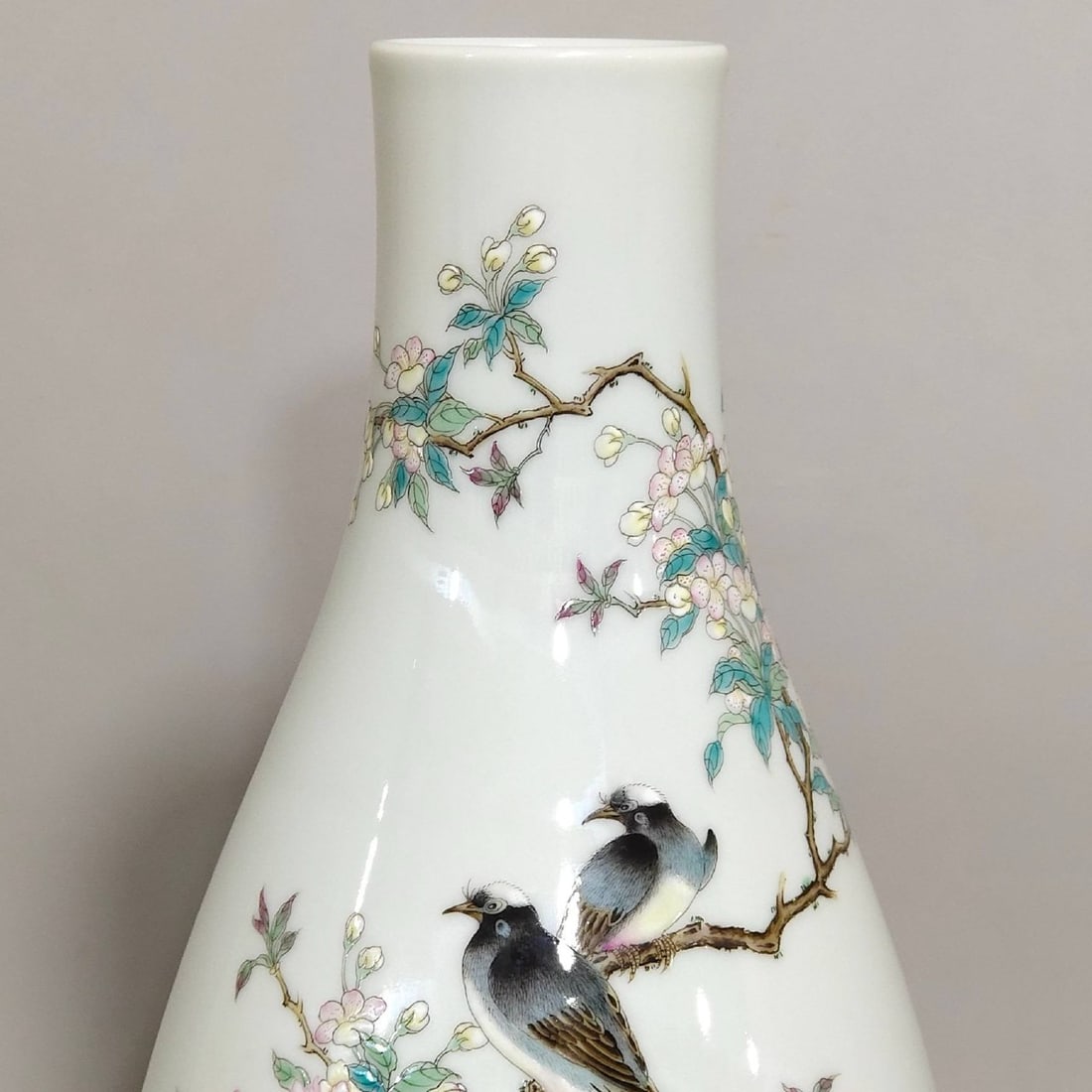 A three-legged vase with floral and bird motifs from the Yongzheng period: A three-legged vase with floral and bird motifs from the Yongzheng period of the Qing Dynasty, 26.5 cm high and 13.8 cm in diameter.