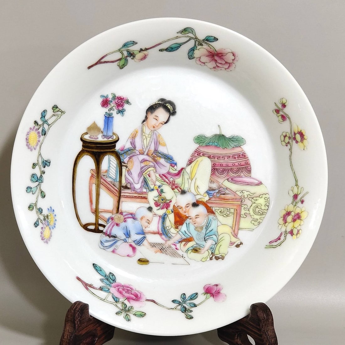 A Qing Dynasty Yongzheng Emperor teaching his son motif plate: A Qing Dynasty Yongzheng Emperor teaching his son motif plate, 3.1 cm high, 15.1 cm in diameter.