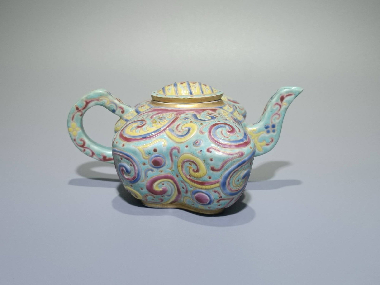 A Qing Dynasty Daoguang period (1120-1130) teapot (1 of 9)