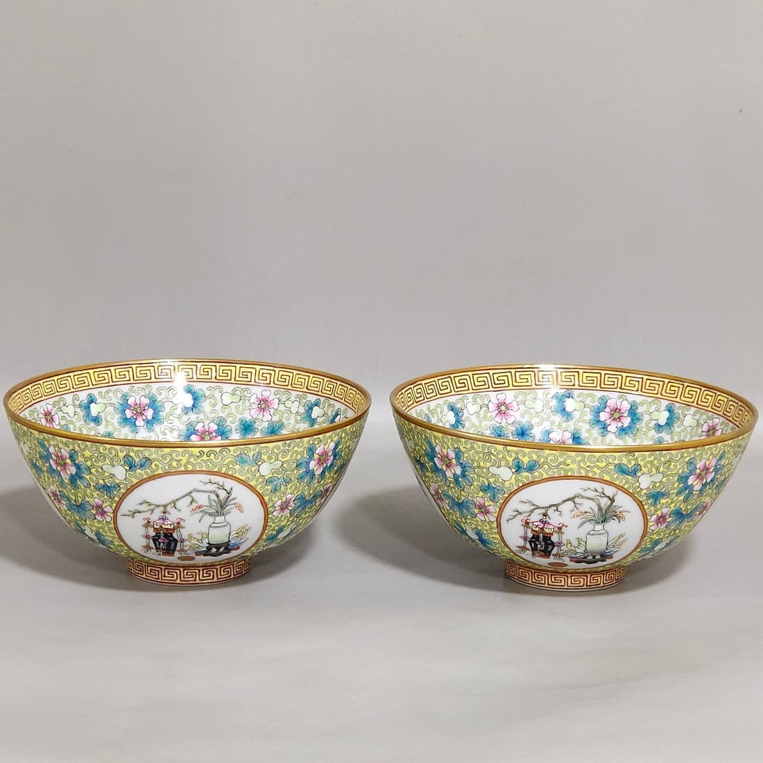A Qing Dynasty Tongzhi period bowl (1 of 9)