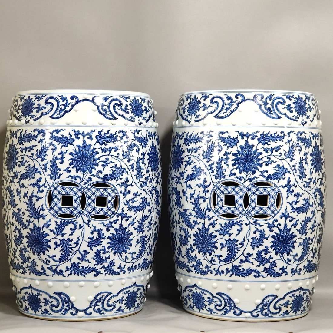 A blue and white porcelain vase: A blue and white porcelain drum-shaped stool from the Qianlong period of the Qing Dynasty, measuring 48 cm in height and 33 cm in diameter.