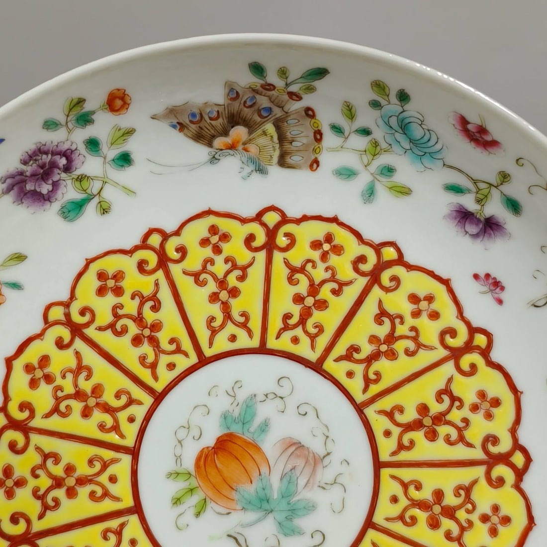 Qing Dynasty antique Rare Butterfly Love Flower Plate: Butterfly Love Flower Plate (Qing Dynasty, Xuantong Period)