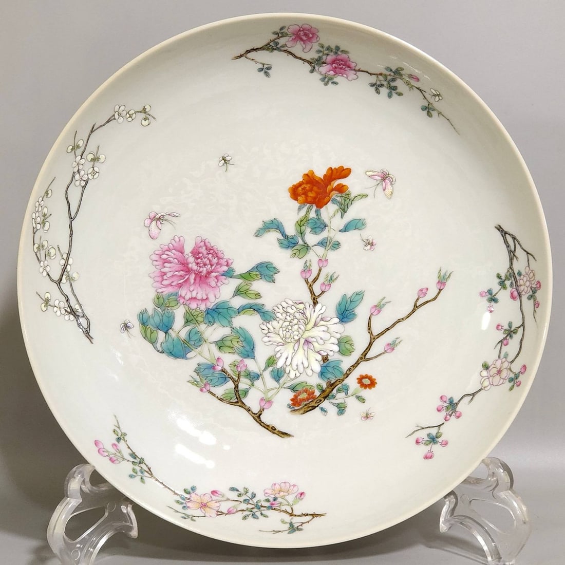A Qing Dynasty Yongzheng period dish (1 of 7)