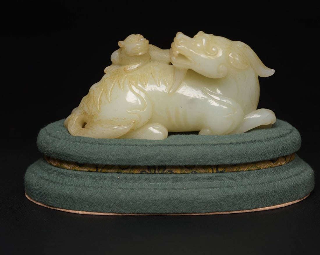Hetian Jade Qilin (Chinese Kirin): Dimensions: 10×5.0×3.6 cm, Weight: 209 grams.