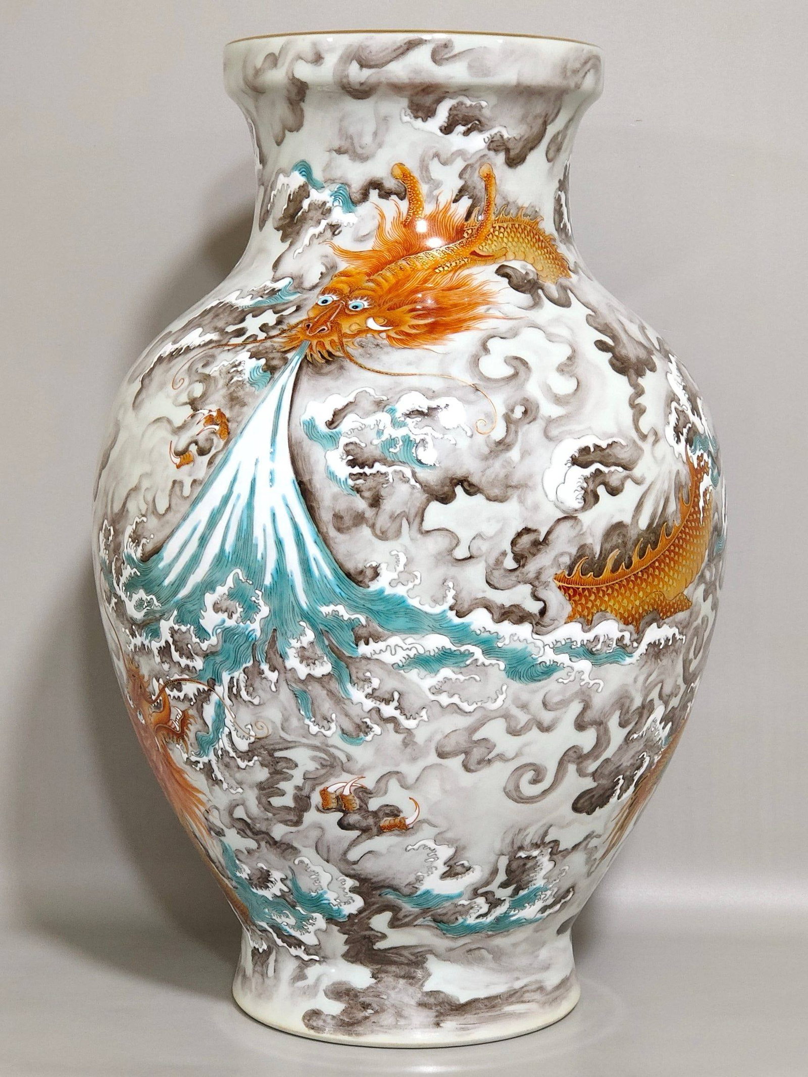 A Qing Dynasty Yongzheng period ink-painted vase: A Qing Dynasty Yongzheng period ink-painted vase depicting a dragon teaching its son, 31.5 cm high and 19 cm in diameter.