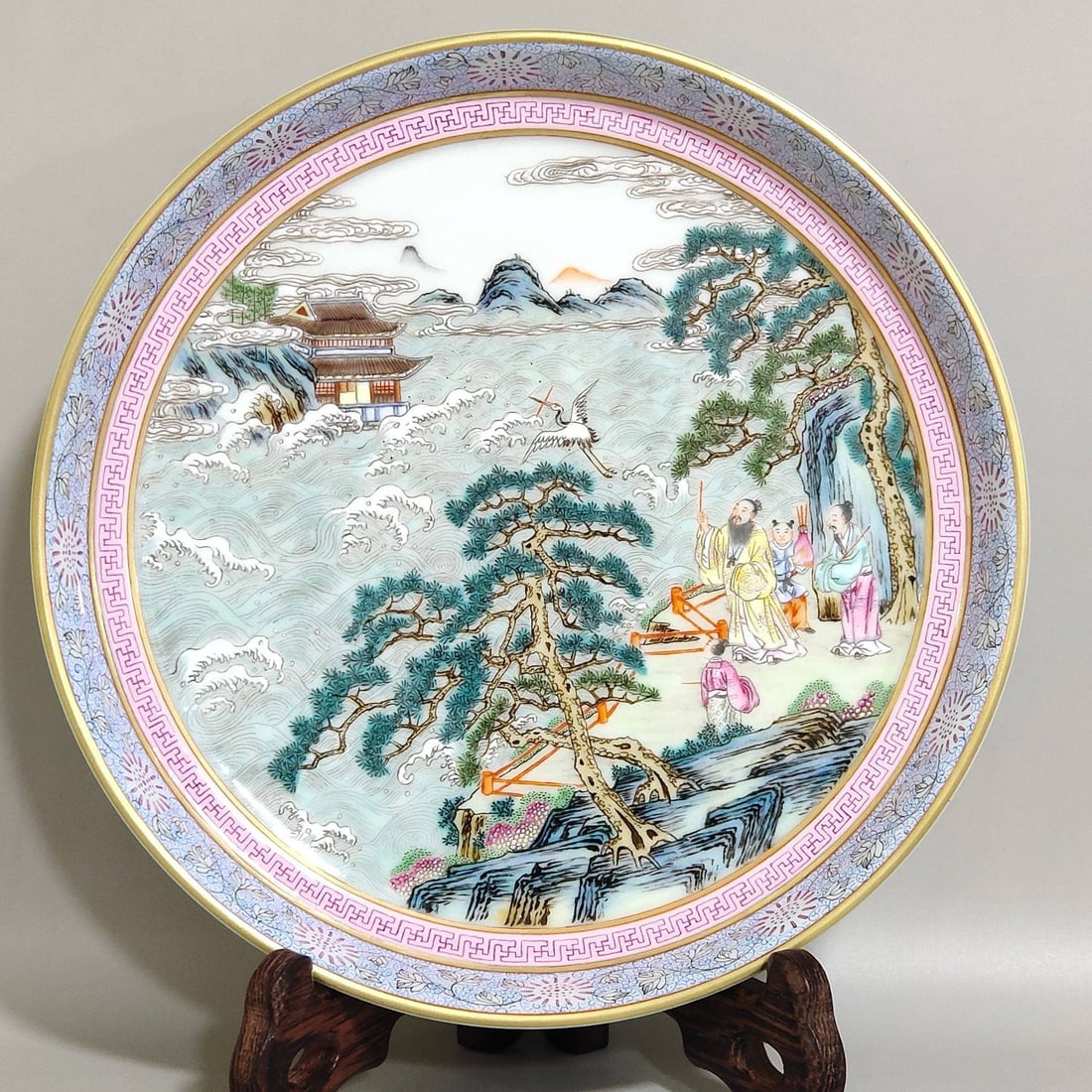 A Qing Dynasty Qianlong period multi-character mark "Haiwu Tianchou" plate: A Qing Dynasty Qianlong period multi-character mark "Haiwu Tianchou" plate, 3 cm high and 17.2 cm in diameter.